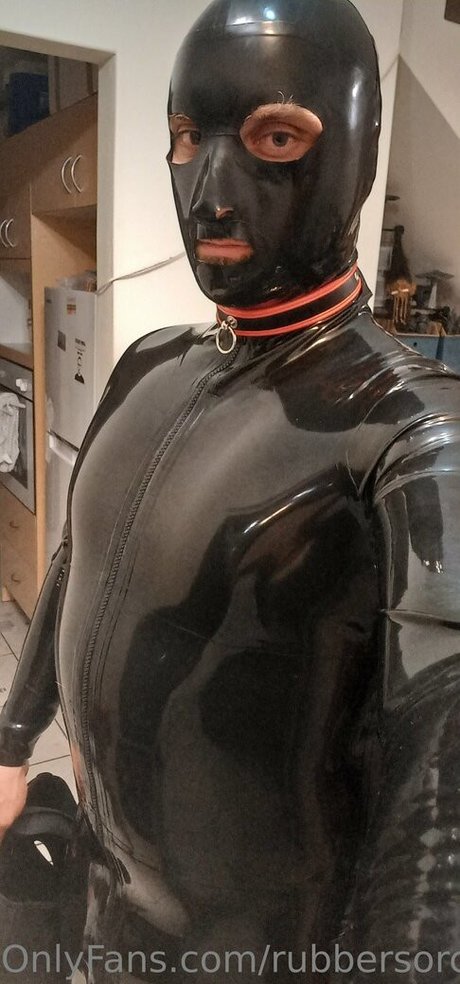 rubbersorcerer nackt exklusive bild