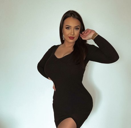 Emina Jahi pornostar erotische foto