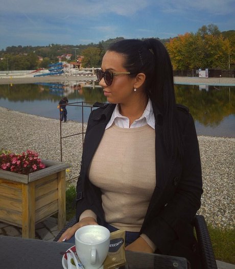 Emina Jahi perfekte akt bilder