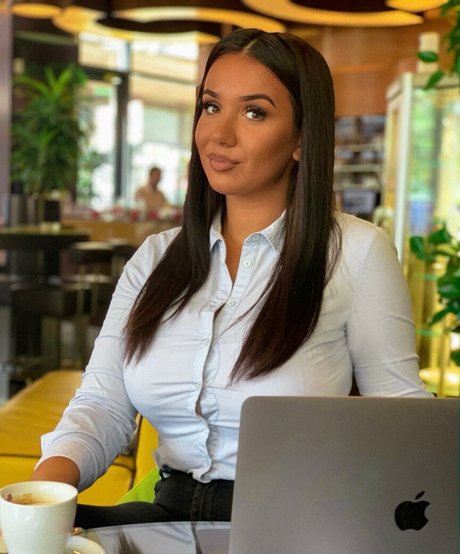 Emina Jahi top exklusive bild