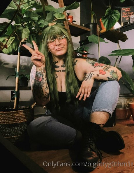 bigtittyg0thm1r model sex fotos
