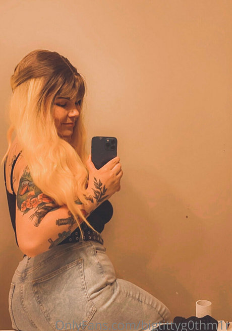 bigtittyg0thm1r model nackte archiv