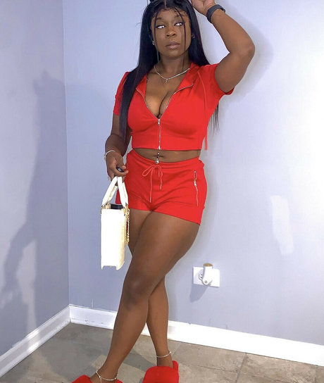 thick trixxx model top pic