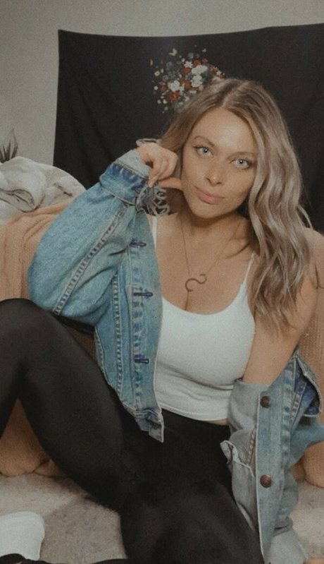 Sarah Civilian sexy actress gallery