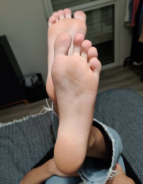 alicefrenchfeet nude model image
