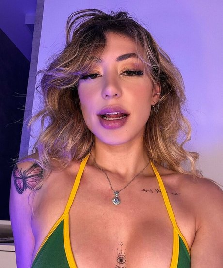 Nicole Louise erotic actress pic