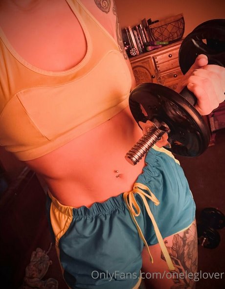 oneleglover pretty model image