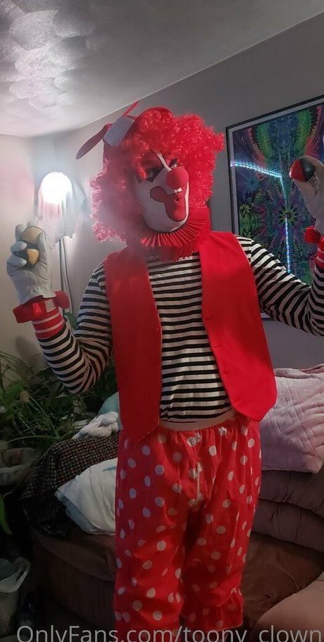 toony clown model top image