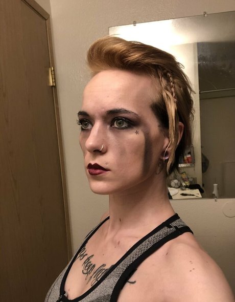 valkyriequeen27 naked model archive
