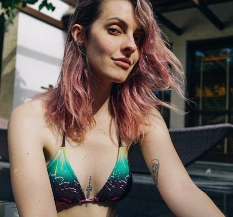 Karen Bachini sexy star pics