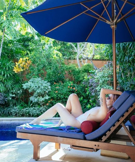 Karen Bachini hot model img