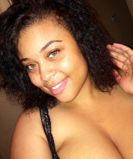 Jasmine Gunn star sexy pic