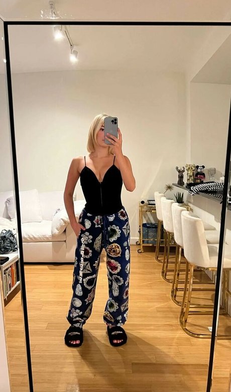 Sarah Snyder model porn pic