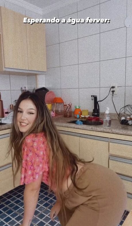 Carolzinha model top pictures