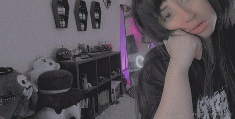 poppycarmine nice model pic