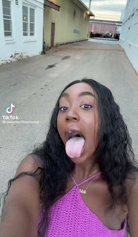 Majormommyissues star erotic photos