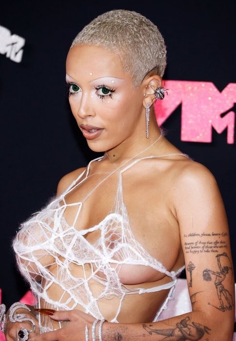 Doja Cat pornographic model image