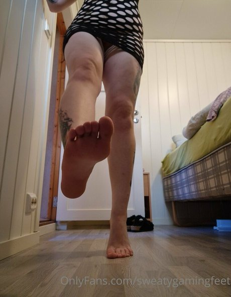 sweatygamingfeet pornstar naked photo