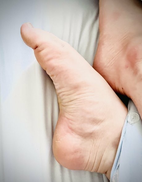 softboyfeetx pretty model photo