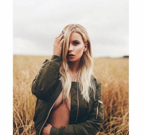 Hollie Sparrow exclusive actress images