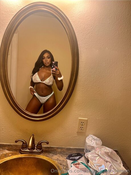 Angela Henderson hot star img
