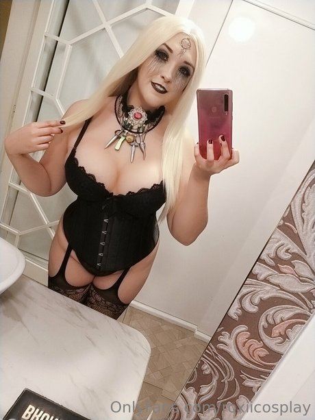 Roxii Cosplay pornstar img