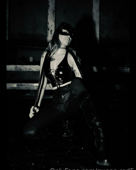 Queen Red top model pic