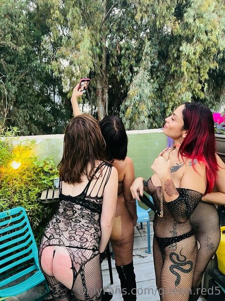 Queen Red model high quality photos