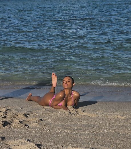 young asian onlyfans nudes image