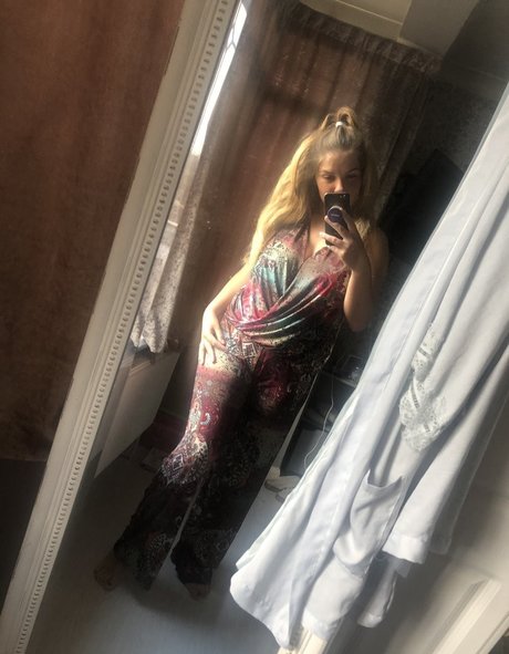 Siobhan Graves exclusive actress images