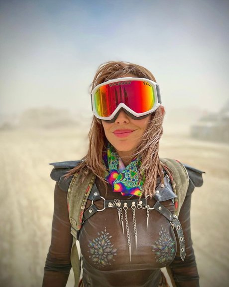 Maria Elisa Camargo hot star image