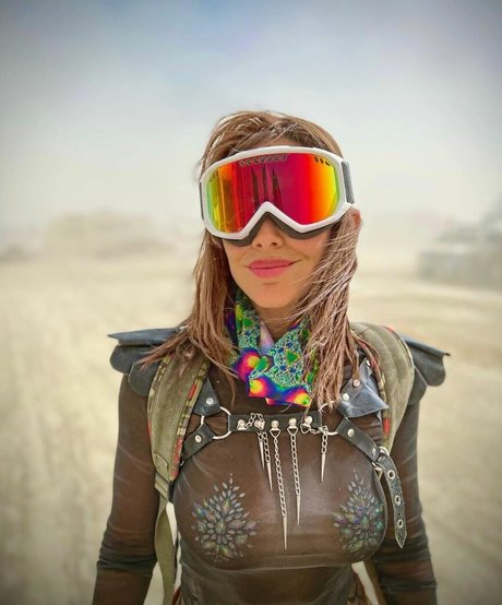 Maria Elisa Camargo nude thumbnail