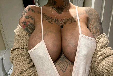 Alyssadoesntboost model adult photos