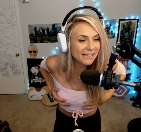 Legendarylea naked pornstar image