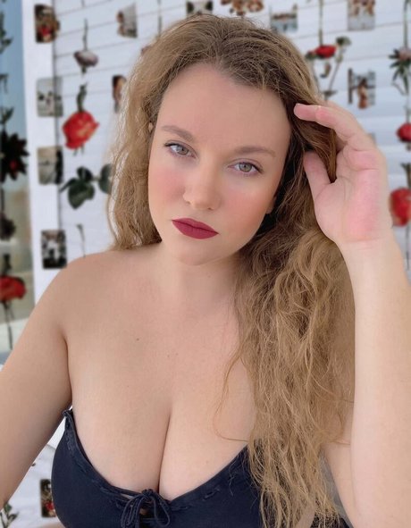 Carmen Curvy star porn image