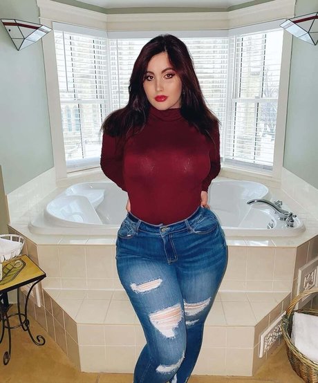 Sofia MacBeth xxx model picture