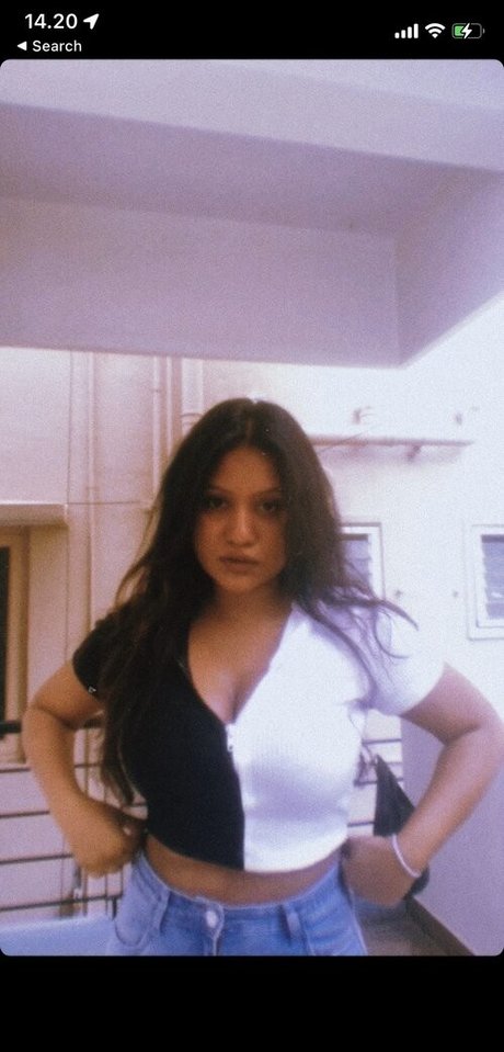 Smrithyy model art picture