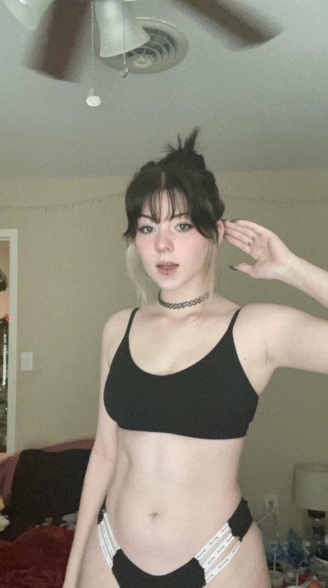 BvnnyBeth model top pic