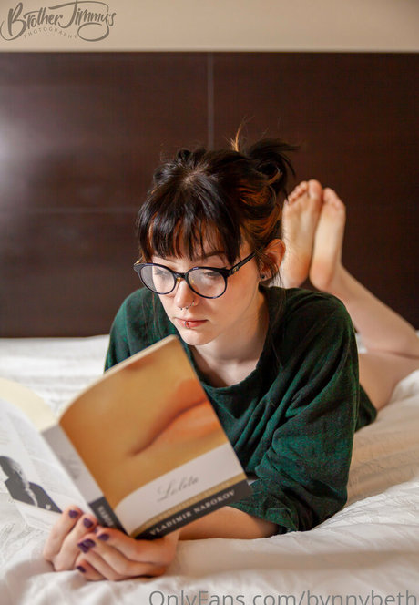 BvnnyBeth star erotic picture