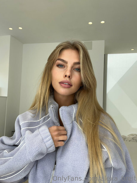 pregnant nude onlyfans naked photo