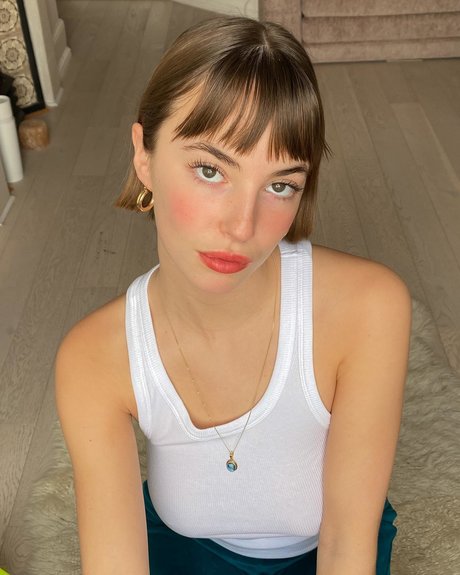 Amelie Manzoli nude thumbnail