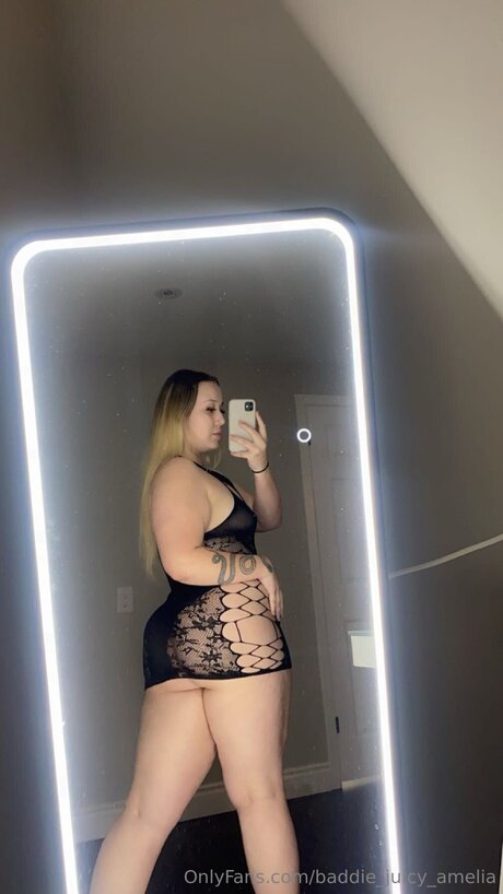 Baddie Juicy Amelia pornstar erotic gallery