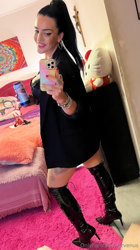 Lizvenus star nude image