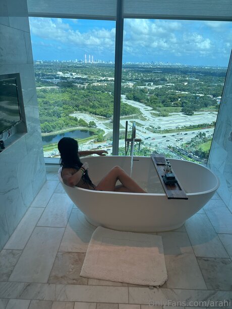 Arahi sexy star gallery