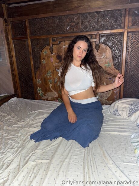 Alanainparadise nude model pic