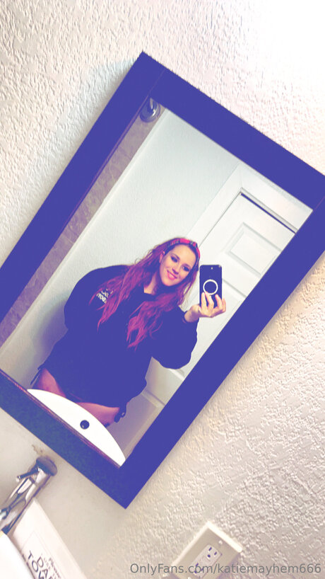 Katiemayhem666 nude model picture