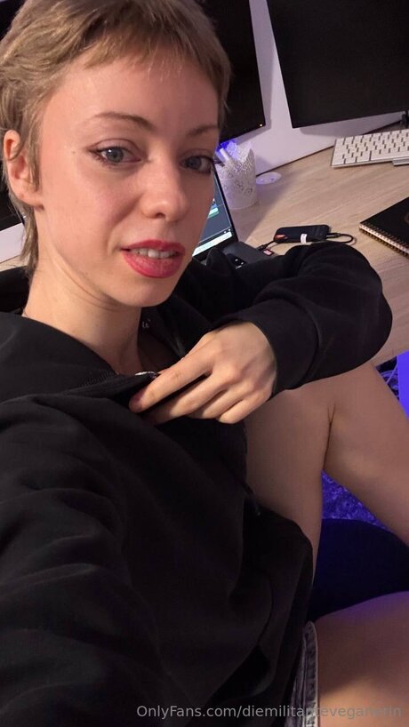 Diemilitanteveganerin hot model img