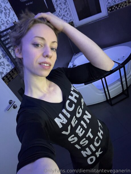 Diemilitanteveganerin xxx model photo