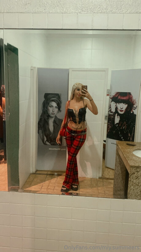 Miy Summeers star nude photo