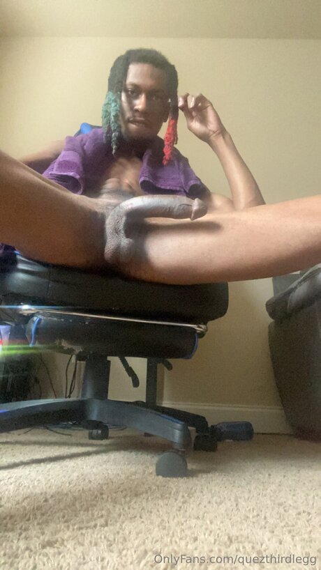 Quezthirdlegg nude model pictures